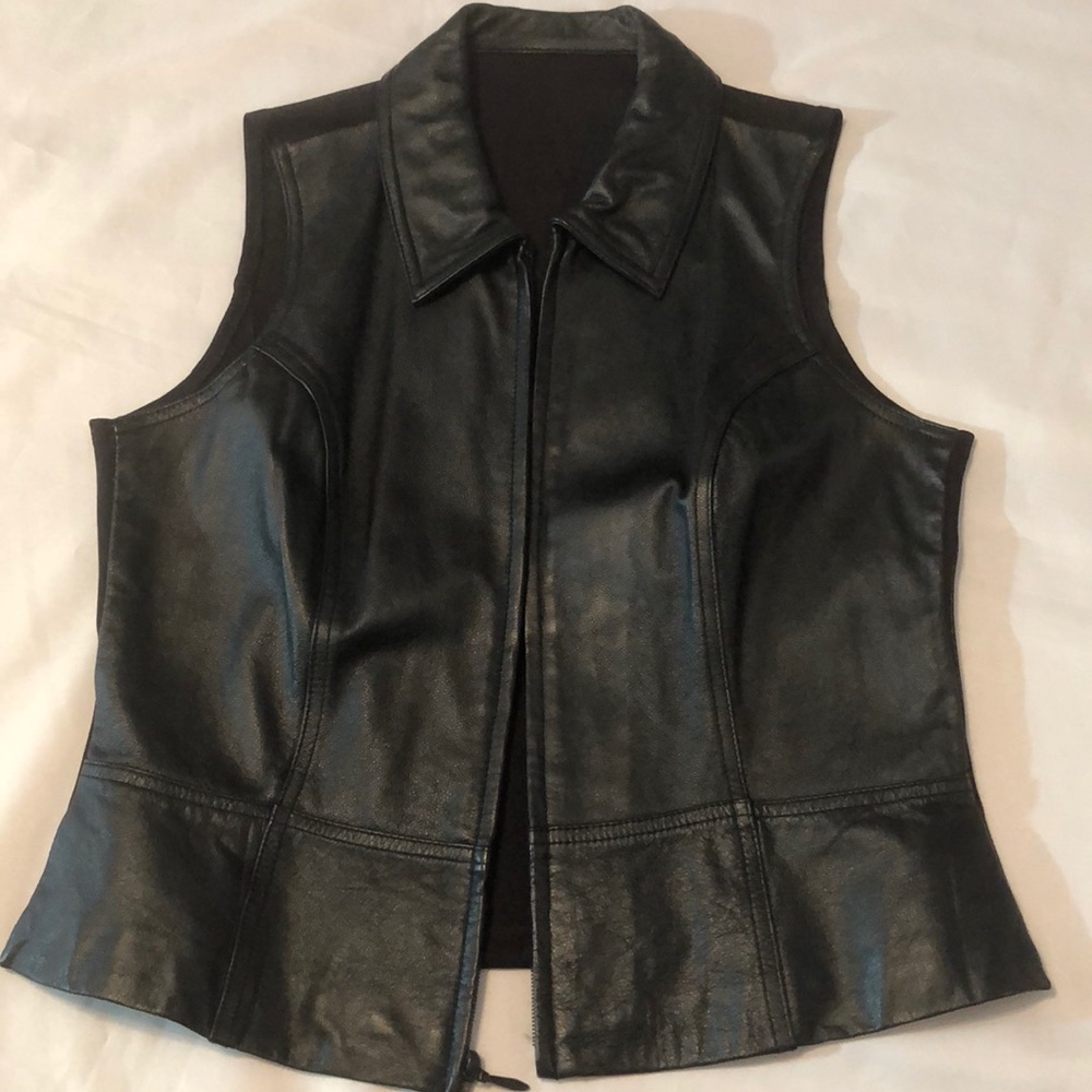 Wilsons black leather versatile vest features a zip front and collar.